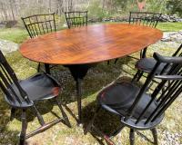 D R Dimes tiger maple dining table in Queen Anne style