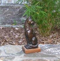 Bronze sculpture of a seated cat by Laci de Gerenday