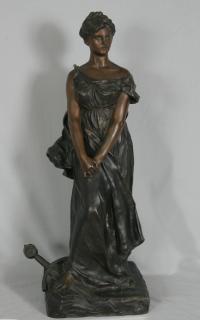 Bronze sculpture of a woman Lapointe in 1904