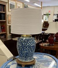 19thc Chinese Ming style porcelain lamp