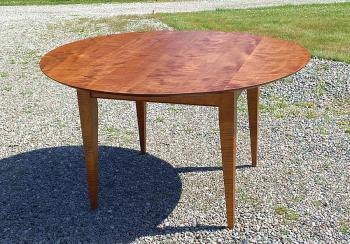 Image of Round dining table in solid tiger maple